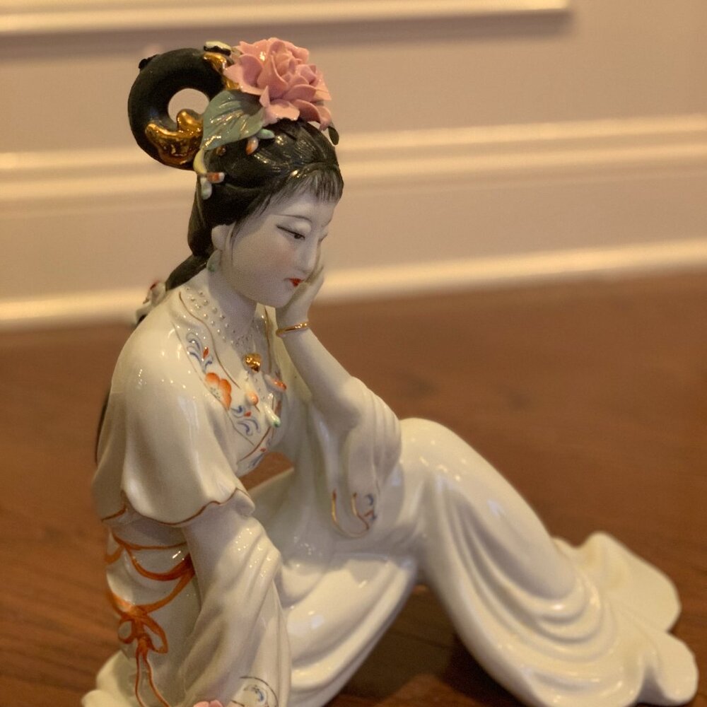Vintage Chinese Porcelain Figurine – Elegant Woman in Flowing Robe